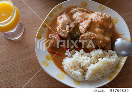 ガボン共和国の伝統料理「チキンムアンバ」 ガボン共和国の伝統料理「チキンムアンバ」 93760380