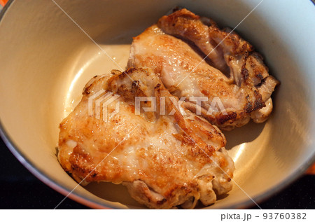 ガボン共和国の伝統料理「チキンムアンバ」 93760382