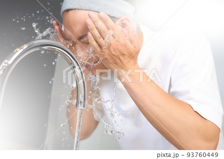 水道水で勢いよく顔を洗う男性 水道水で勢いよく顔を洗う男性 93760449