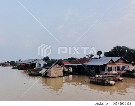 【カンボジア】トンレサップ湖の家々 93760533