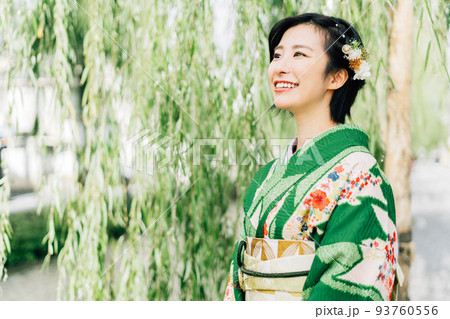 着物の女性 93760556