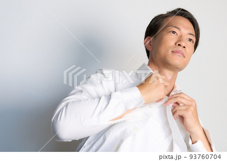 シャツのボタンをとめる着替え中のビジネスマン 93760704