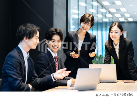 ミーティングで談笑するビジネスパーソン ミーティングで談笑するビジネスパーソン 93760866