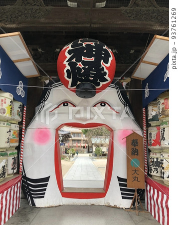 節分大祭の入り口に立つ巨大なお多福面 93761269