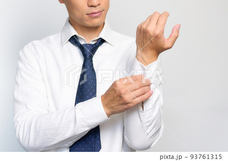 袖のボタンをとめる着替え中のビジネスマン 93761315