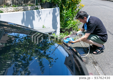 洗車をする男性 93762430