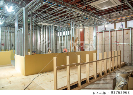 店舗の内装工事中 店舗の内装工事中 93762968