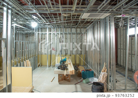 店舗の内装工事中 店舗の内装工事中 93763252