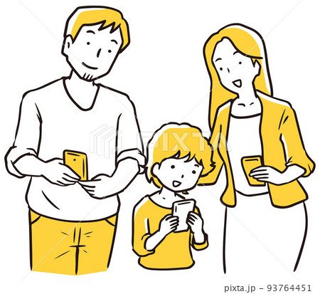 スマホを手に持つ家族 スマホを手に持つ家族 93764451