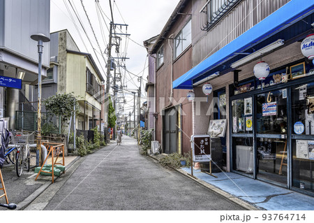 横浜市鶴見区の都市風景 鶴見市場駅 横浜市鶴見区の都市風景 鶴見市場駅 93764714