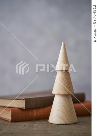 北欧風のシンプルな卓上クリスマスツリー 93764912