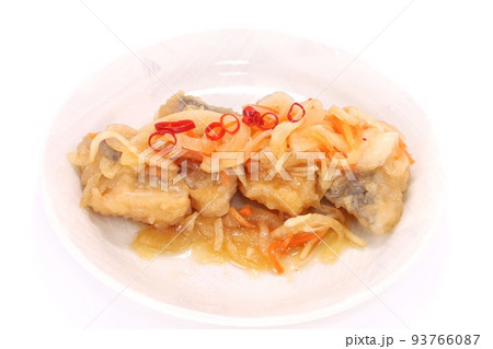 鰆の南蛮漬け　サワラ　魚料理　明るい背景 93766087