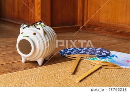 縁側の蚊遣りブタ ・夏イメージ 93766218