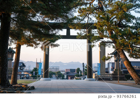 出雲大社の勢溜の大鳥居と参道の風景 93766261
