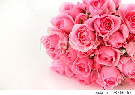 ピンクのスプレーばら　花束　ブーケ 93766267