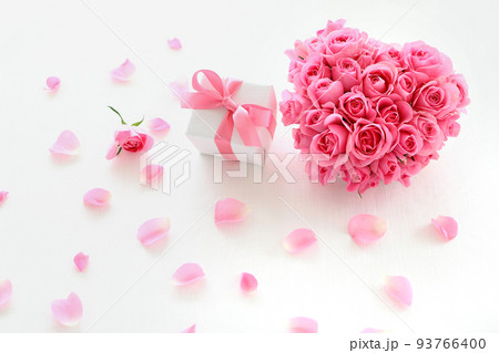 ピンクのスプレーばらのハート型アレンジ　花束　ブーケ 93766400