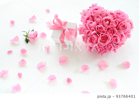 ピンクのスプレーばらのハート型アレンジ　花束　ブーケ 93766401