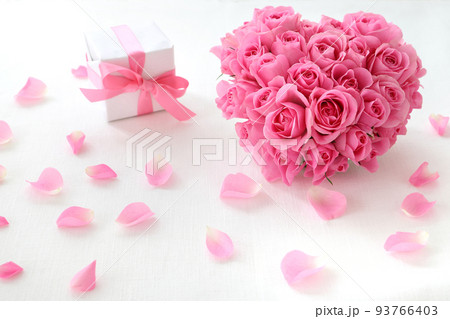 ピンクのスプレーばらのハート型アレンジ　花束　ブーケ 93766403