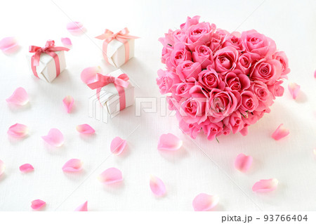 ピンクのスプレーばらのハート型アレンジ 花束 ブーケ ピンクのスプレーばらのハート型アレンジ 花束 ブーケ 93766404