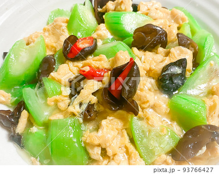 中国家庭料理・絲瓜炒鶏蛋（ヘチマの玉子炒め） 93766427