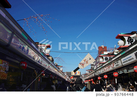 初詣は浅草で、家族の決まりのように羽子板の飾った仲見世を通って 93766448