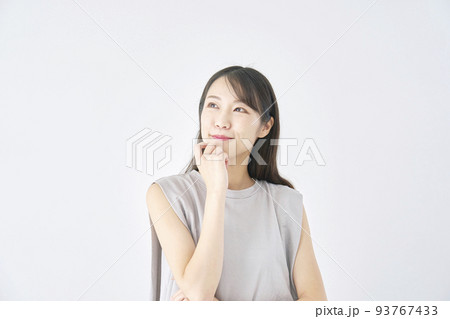 白背景で想像する女性 93767433