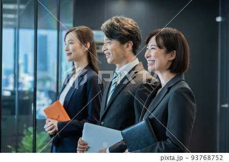 最先端オフィスで働くスーツ姿のビジネスチーム 93768752