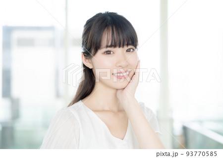 女性の美容イメージ　コスメ　スキンケア 93770585