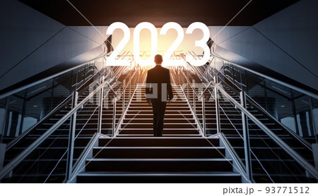 2023年イメージ ビジネス向け年賀状素材 階段を登る男性 2023年イメージ ビジネス向け年賀状素材 階段を登る男性 93771512