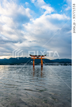 広島県　厳島神社大鳥居 93771558