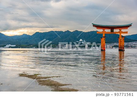広島県　厳島神社大鳥居 93771561