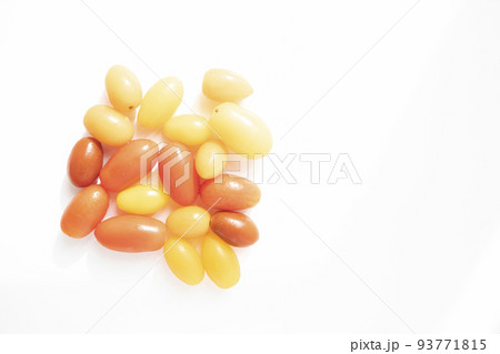 白背景とカラフルなミニトマト 93771815