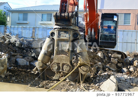 解体現場で活躍する重機：大割圧砕機 93771967