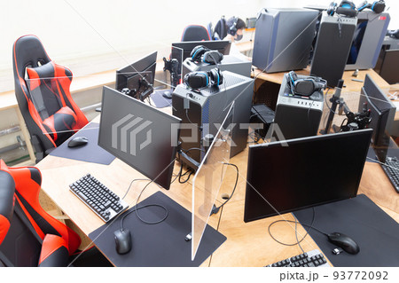 複数のパソコンとヘッドセット eスポーツの施設 93772092