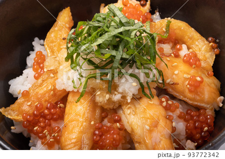 鮭ハラス丼　(イクラ・大根おろし・青しそ・すりごま) 93772342