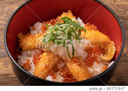 鮭ハラス丼　(イクラ・大根おろし・青しそ・すりごま) 93772347