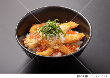 鮭ハラス丼　(イクラ・大根おろし・青しそ・すりごま) 93772354