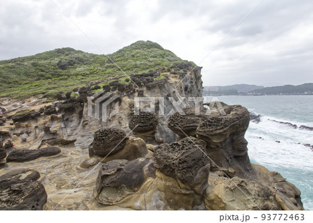 台湾の深澳岬角の象鼻岩と浸蝕地形 Elephant Trunk Rock in Shenao  93772463