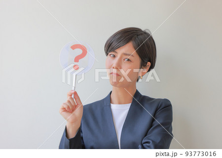 はてなのプレートを持ち考え込む女性1 93773016