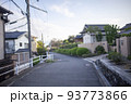 日本の郊外の街並み。田舎の住宅地。ボケている背景。 93773866