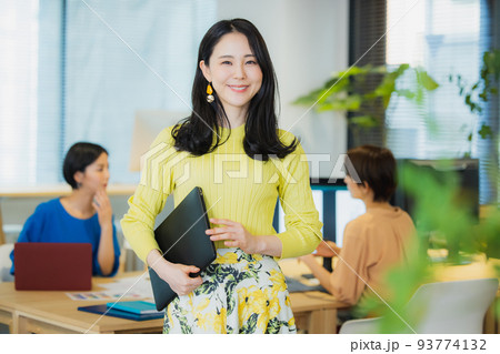 オフィス 女性  オフィス 女性  93774132