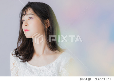 白いドレスの女性 白いドレスの女性 93774171