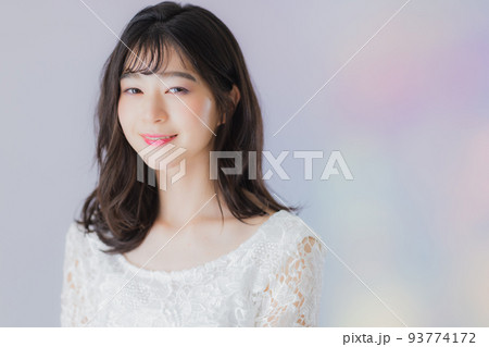 白いドレスの女性 白いドレスの女性 93774172