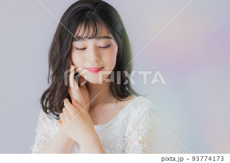 白いドレスの女性 白いドレスの女性 93774173