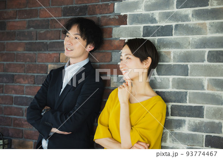 オフィスカジュアル　ツーショット 93774467