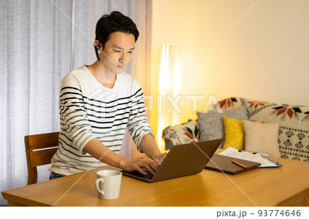 リビング　在宅勤務　夜 93774646