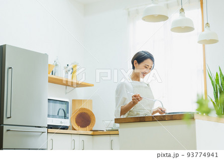 キッチンの女性 キッチンの女性 93774941