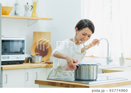 キッチンの女性 キッチンの女性 93774960
