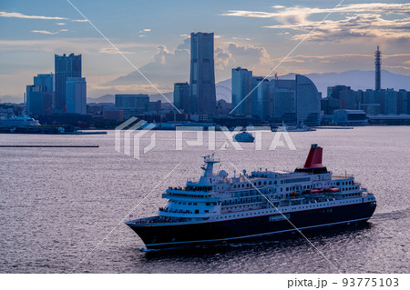 《神奈川県》横浜の街並みとクルーズ船 93775103