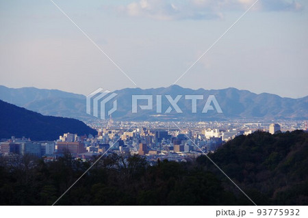 徳島県　日峯山から徳島市街・阿讃山脈方面を望む 93775932